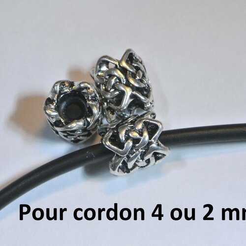 4 jolies perles passantes pour cordon 4 mm (si vous ôtez le caoutchouc) ou 2 mm (avec l'anneau caoutchouc anti-glisse inséré