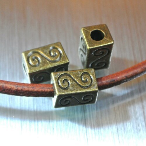 6 perles passantes tubes rectangulaires bronze, 10 x 6 x 6 mm, décor volute, trou 3,2 mm pour cordon 3 mm