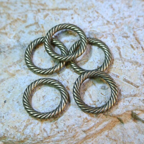 10 anneaux fermés striés diamètre 13 mm, trou 8,8 mm, métal couleur bronze 