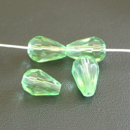 10 perles, 11 x 8 mm, en verre à facettes goutte vert translucide, trou longitudinal 1 mm environ 