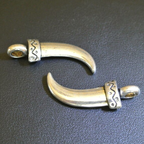 1 breloque en forme de dent, de griffe ou fourreau de dague, 37 x 20 x 7 mm, en métal argent couleur antique 
