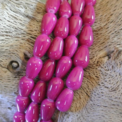 10 perles forme larme ou goutte en verre violet fuchsia,  13 x 8 mm, trou 1,3 mm 