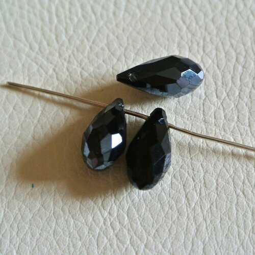 4 perles briolettes en verre cristal noir irisé à facettes en forme goutte, 17 x 8 mm