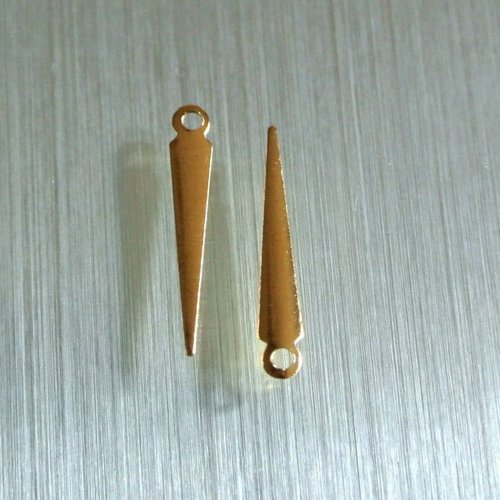 50 breloques en cuivre doré, forme triangle allongé et bombé, 16 x 3 mm
