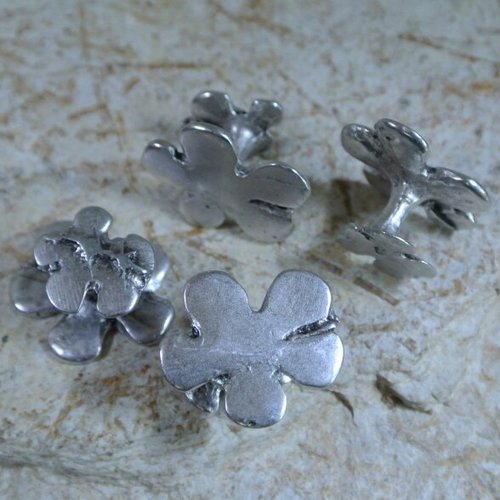 Lot de 2 jolis boutons de manchette motifs fleurs, 17 x 14 mm, épaisseur 9 mm, métal argenté 