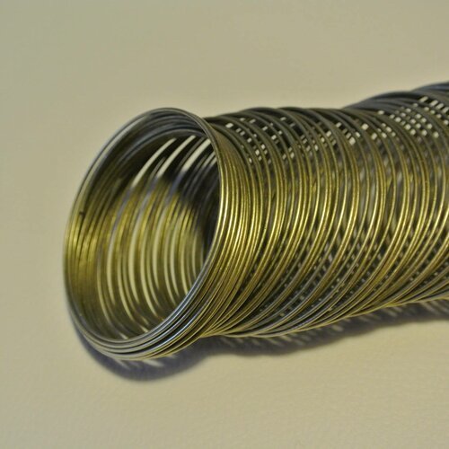 Dix tours de fil à mémoire de forme acier couleur bronze, diamètre : 55-60 mm, épaisseur fil 0.7 mm