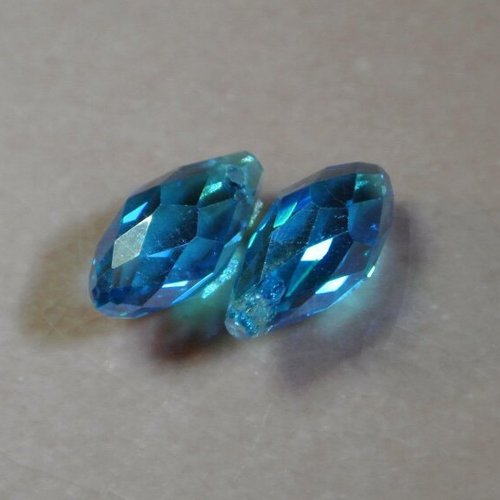 2 perles briolettes, 17 x 8 mm, verre cristal bleu lac irisé à facettes forme goutte, trou dans la partie fine 