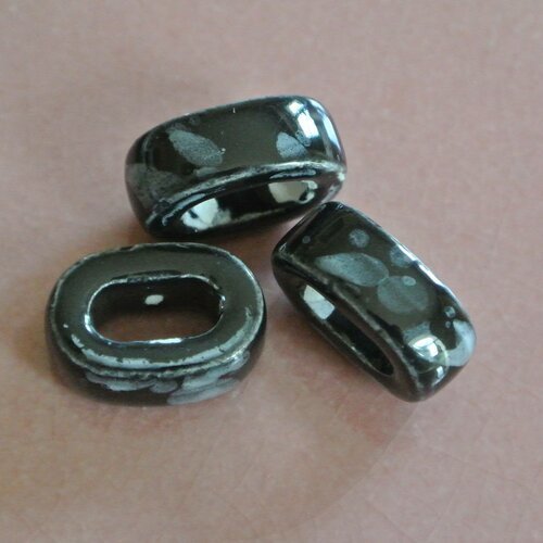 Deux perles ovales passants en céramique noire tachetée ­de gris 18 x 13 mm, pour cordon plat 10 x 3 mm