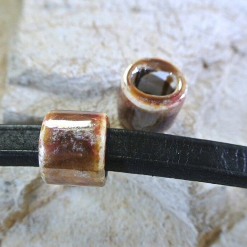 Perle en céramique colonne cylindrique marron irisé tacheté rouge, 17 x 14 mm, trou ovale 10,6 x 7,6 mm 