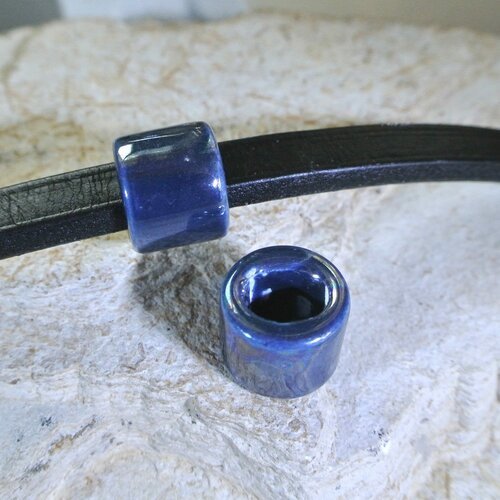 Perle en céramique colonne cylindrique bleu sombre irisé, 17 x 14 mm, trou ovale : 10,6 x 7,6 mm