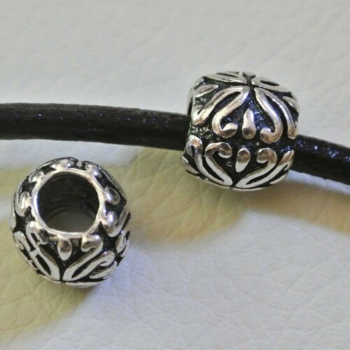 Perle passante métal argenté motifs arabesques, 10 x 9 mm, trou : 4,5 mm pour cordon 4 mm