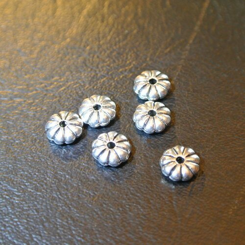 Lot de 20 perles intercalaires soucoupes (rondes aplaties et bombées), motif fleur, métal couleur argent vieilli, 7 x 2 mm, épaisseur