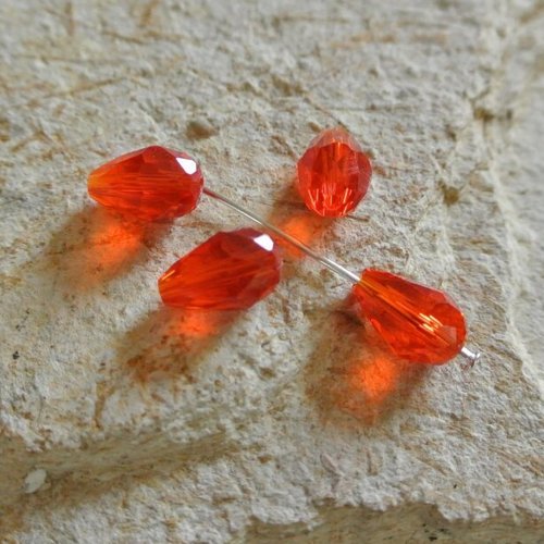 Lot de 20 perles, 11-12 x 8 mm, en verre à facettes en forme de goutte d'une belle couleur rouge orangé, trou longitudinal 