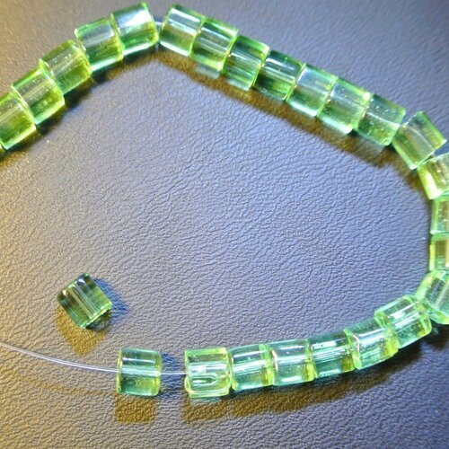 Lot de 50 perles de verre en forme de cube de 5 x 5 mm, couleur vert clair, trou 1 mm