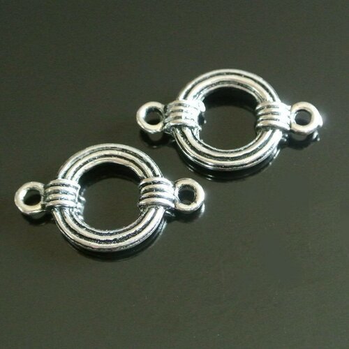 Paire de connecteurs style boho en métal couleur argent vieilli, en forme de cercle ou anneau strié et deux anneaux d'accroche