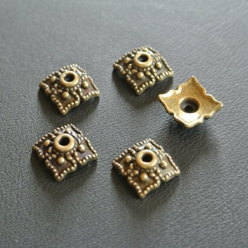 Lot de 20 coupelles calottes carrées ton bronze, 8 x 8 mm, pour perles d'au moins 10 mm
