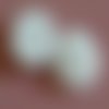 Paire de cabochons en céramique blanche craquelée et brillante, de forme ovale 18 x 13 mm, épaisseur du dôme 3 mm 