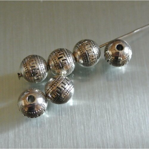 Paire de jolies perles rondes 9 mm à métal argenté motifs géométriques décor grec, trou : 2,2 mm