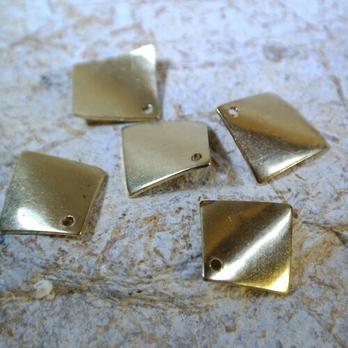 Lot de 10 petites breloques ou pendants forme losange bombé en métal doré clair, 14 x 14 mm, trou 1 mm environ