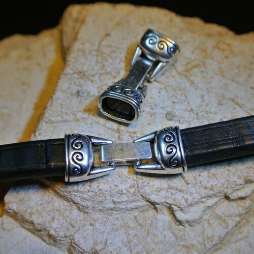 Fermoir à crochet clip en métal argenté motif arabesque pour cordon de cuir épais, trou 10 x 6,5 mm