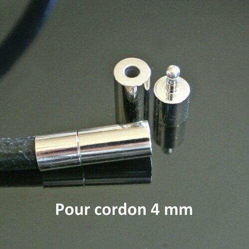 Un fermoir effet magnétique à tige pour cordon 4 mm, 18 x 6 mm, trou rond 5 mm, en métal couleur argent platine