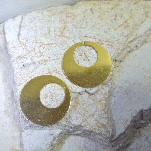 Lot de deux pendants dorés ronds 3,2 cm de diamètre en cuivre couleur or clair, trou intérieur de 1,5 cm