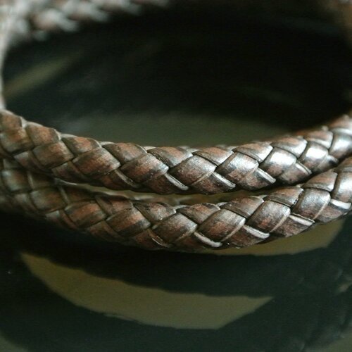 Vingt centimètres d'un joli cordon de cuir brun tressé 6 mm, cuir en 1e couche