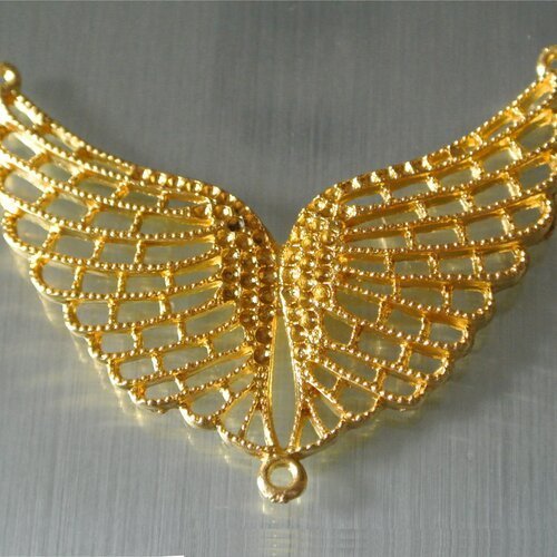 Une grande breloque dorée deux ailes d'ange ajourées, 50 x 68 x 4 mm, trois trous 2 mm, possibilité d'insérer des strass