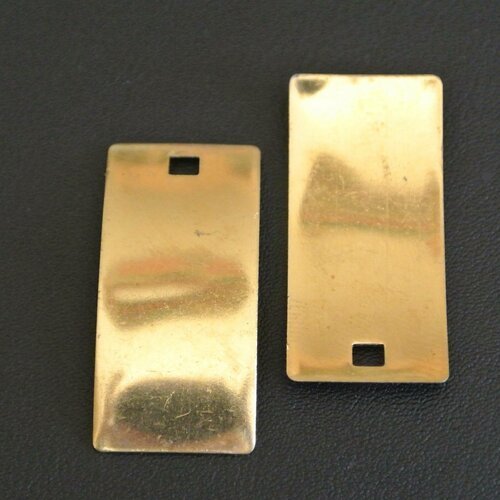 Quatre pendentifs en cuivre doré sans motif, forme rectangulaire incurvée sur 3 mm, 34 x 16 mm, trou carré : 3 x 3 mm
