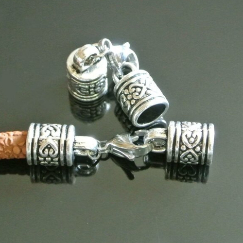 Un set composé de deux embouts et d'un fermoir mousqueton pour cordon rond 7 mm, métal argent vieilli décor arabesques