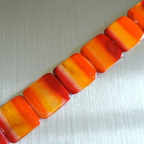 Lot de quatre perles forme palet rectangulaire 20 x 20 x 2 mm en nacre teintée rouge-orange-jaune, trou : 1 mm
