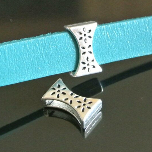 4 perles passantes rectangle cintré 13 x 7 mm pour cordon plat, métal argenté vieilli fleurs, trou 10,5 x 2,5 mm