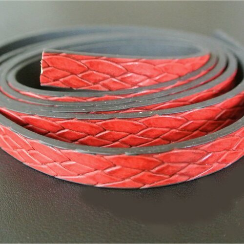40 centimètres de cordon plat 10 mm de large, épaisseur 2-3 mm comprimable, en synthétique belle imitation de cuir tressé couleur rouge