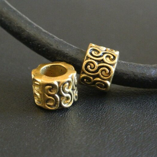 10 perles passantes métal doré vieilli pour cordon 5 mm, tubes motifs arabesques, 9 x 8 x 7 mm, trou 5,1