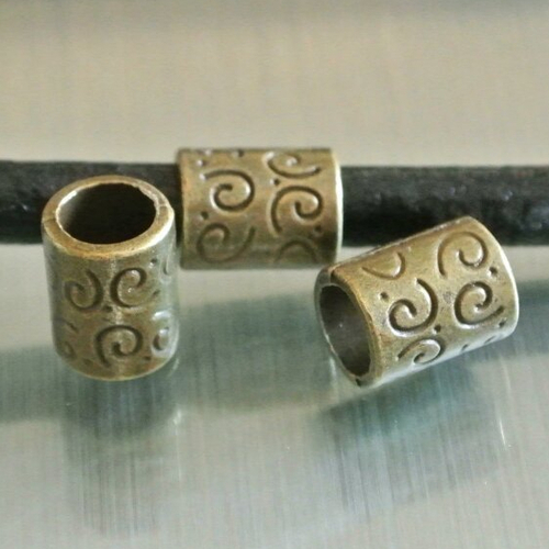 10 perles tubes en métal bronze, passants à décor arabesques, 9 x 8 mm, trou : 5,1 mm pour cordon 5 mm