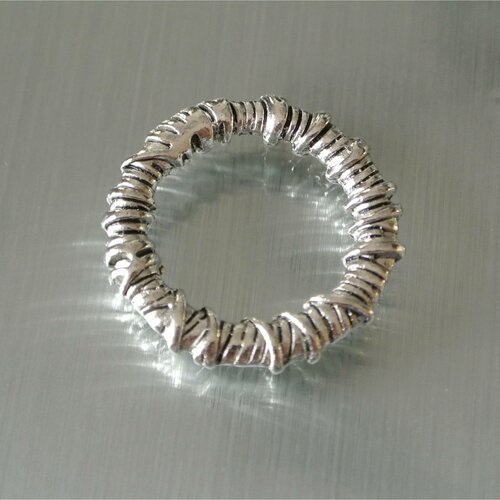 Un anneau fermé ton argent antique aspect irrégulier, 29 x 5 mm, trou 20 mm
