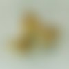 Paire de bélières dorées décor arabesques ou volutes, 17 x 12 mm, trou semi-circulaire 9 x 5 mm