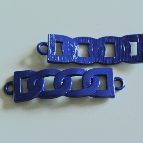 2 connecteurs maille gourmette soudée en métal teinté en bleu nuit, 42 x 11 mm, légèrement courbe, 2 trous ronds : 2,5 mm
