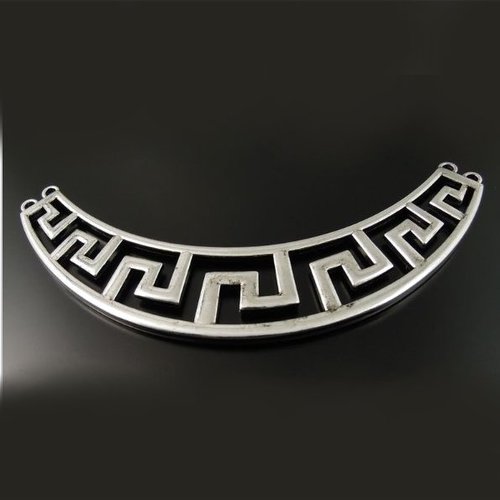 Un connecteur métal argenté arc ou croissant décor grec ajouré, 97 x 20 x 2 mm, deux fois deux anneaux d'accroche