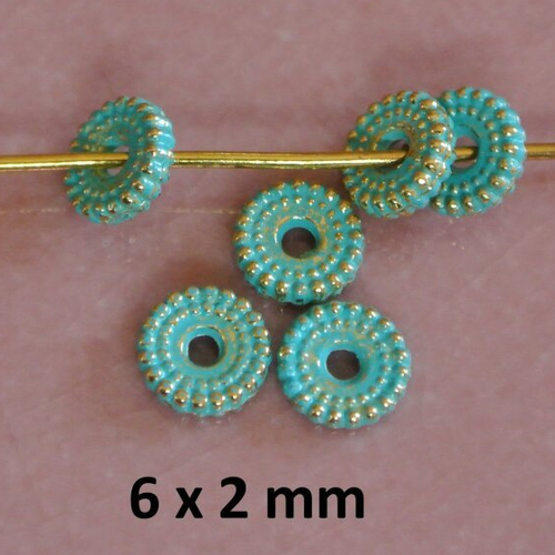 Lot de trente perles intercalaires 6 x 2 mm forme roue à points vert de gris sur or, trou : 1,5 mm environ