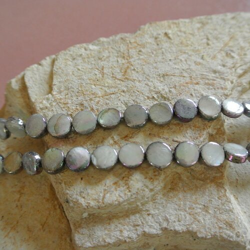 20 perles rondes en forme palet 9 mm en nacre couleur gris argent irisé, épaisseur 2 à 3 mm, trou 1 mm