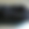 Un mètre de cordon noir en rayonne ou viscose (aspect soie) sur tube caoutchouc plein, diamètre 4 mm 