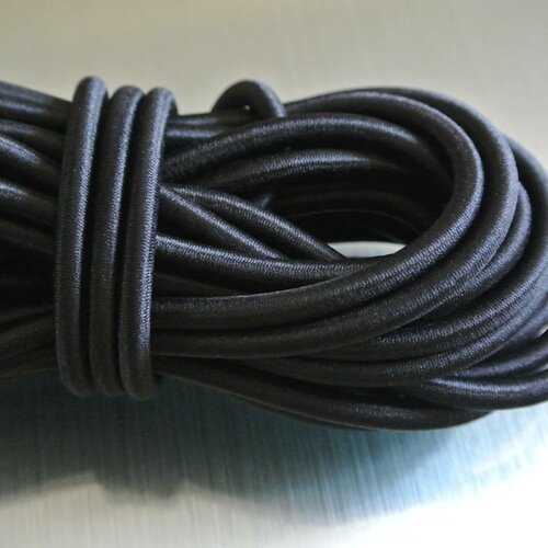 Un mètre de cordon noir en rayonne ou viscose (aspect soie) sur tube caoutchouc plein, diamètre 4 mm 