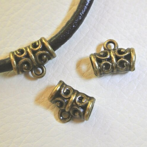 Lot de dix bélières bronze pour cordon de cuir 3 mm, perle légèrement courbe, motif ajouré, couleur bronze