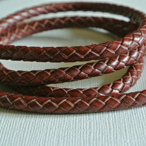 Vingt centimètres d'un joli cordon de cuir rouge foncé roux tressé 6 mm, cuir en 1e couche