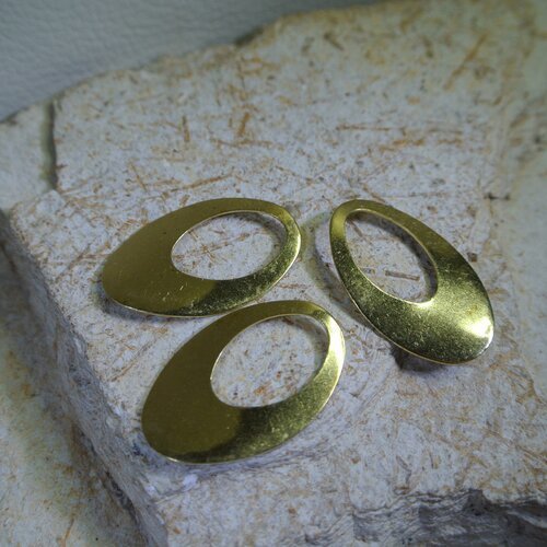 6 pendants dorés ovales 29 x 19 mm, légèrement bombés, trou ovale 17 x 11 mm, en cuivre or clair 