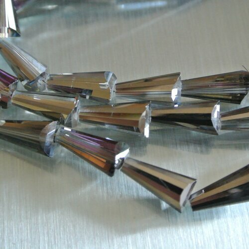 Six perles en verre en forme de cône ou trapèze à facettes, couleur  gris argent-violet irisé ab, 15 x 8 mm
