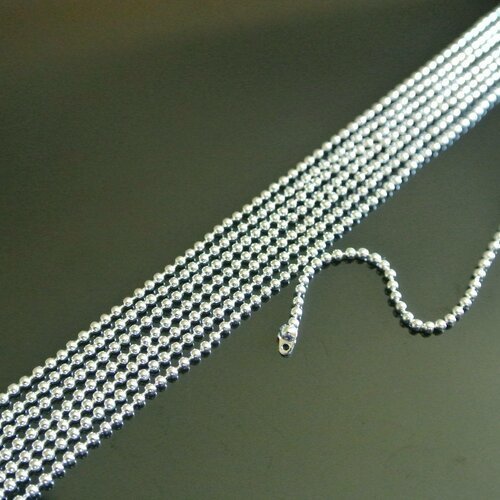 Un mètre de fine chaîne à billes 1,5 mm, métal couleur argent clair 