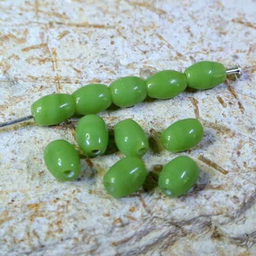 Lot de 40 jolies petites perles artisanales indiennes en verre vert pomme forme grain de riz, 6 x 4 mm