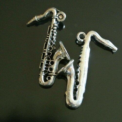 Une paire de jolies breloques saxophone métal argenté, 36 x 25 x 8 mm, instrument de musique détaillé